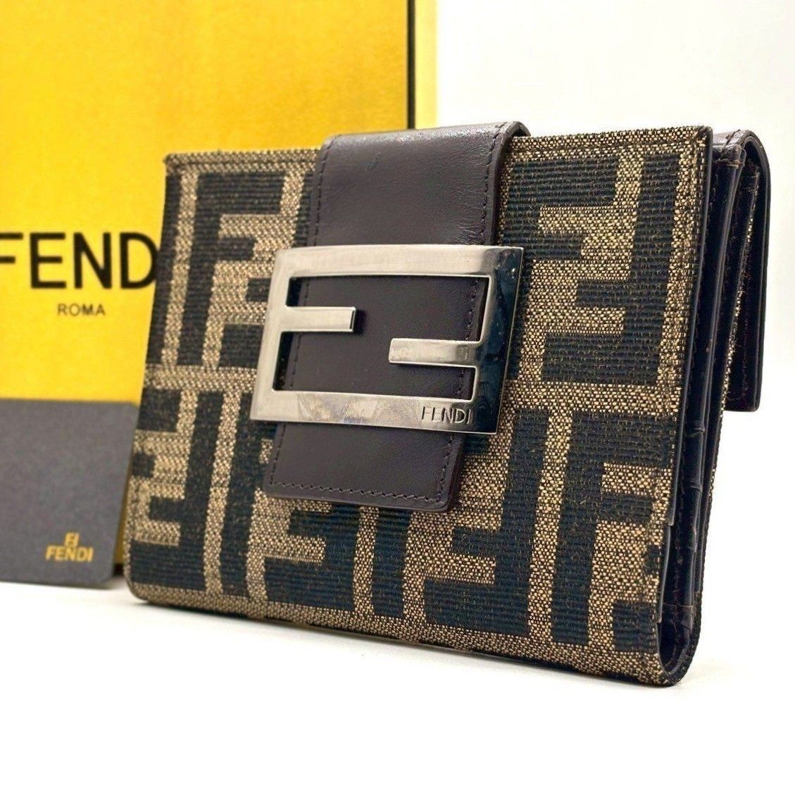 時代を超える象徴美✨ FENDI 二つ折り財布 ズッカ柄 バケット金具 W