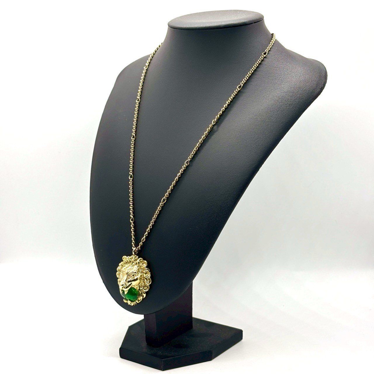 静かに支配する