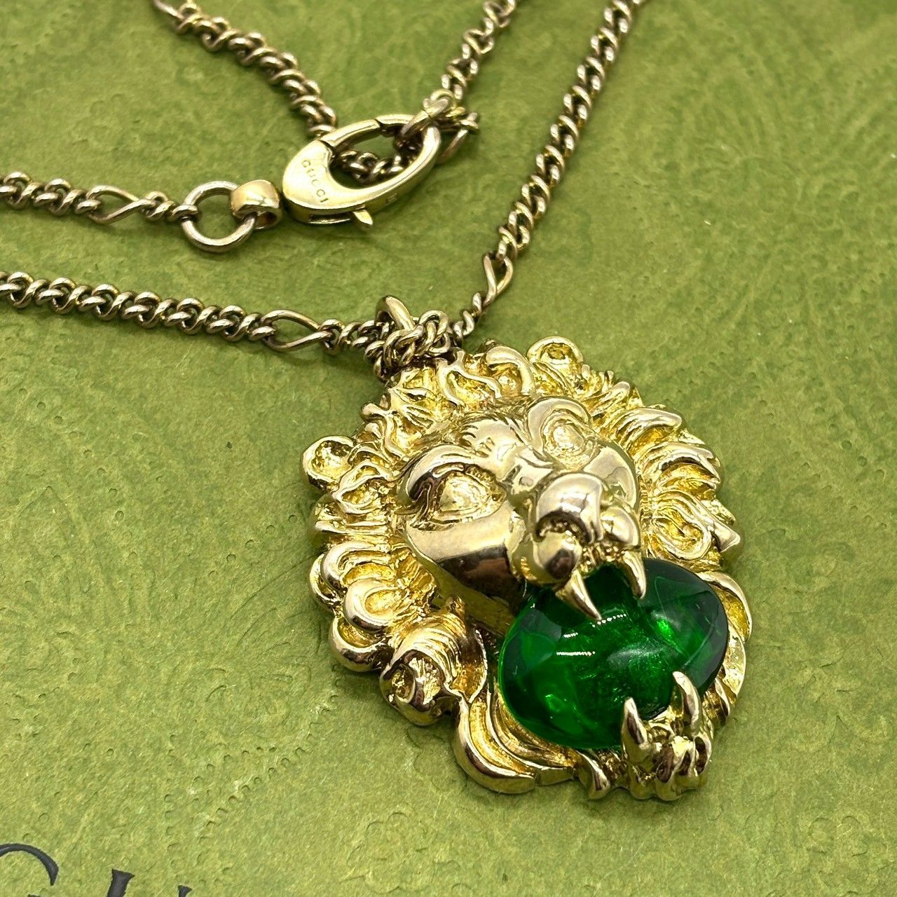 静かに支配する 美学 GUCCI ライオンヘッド ストーン ペンダント ネックレス グリーンストーン ゴールドカラー