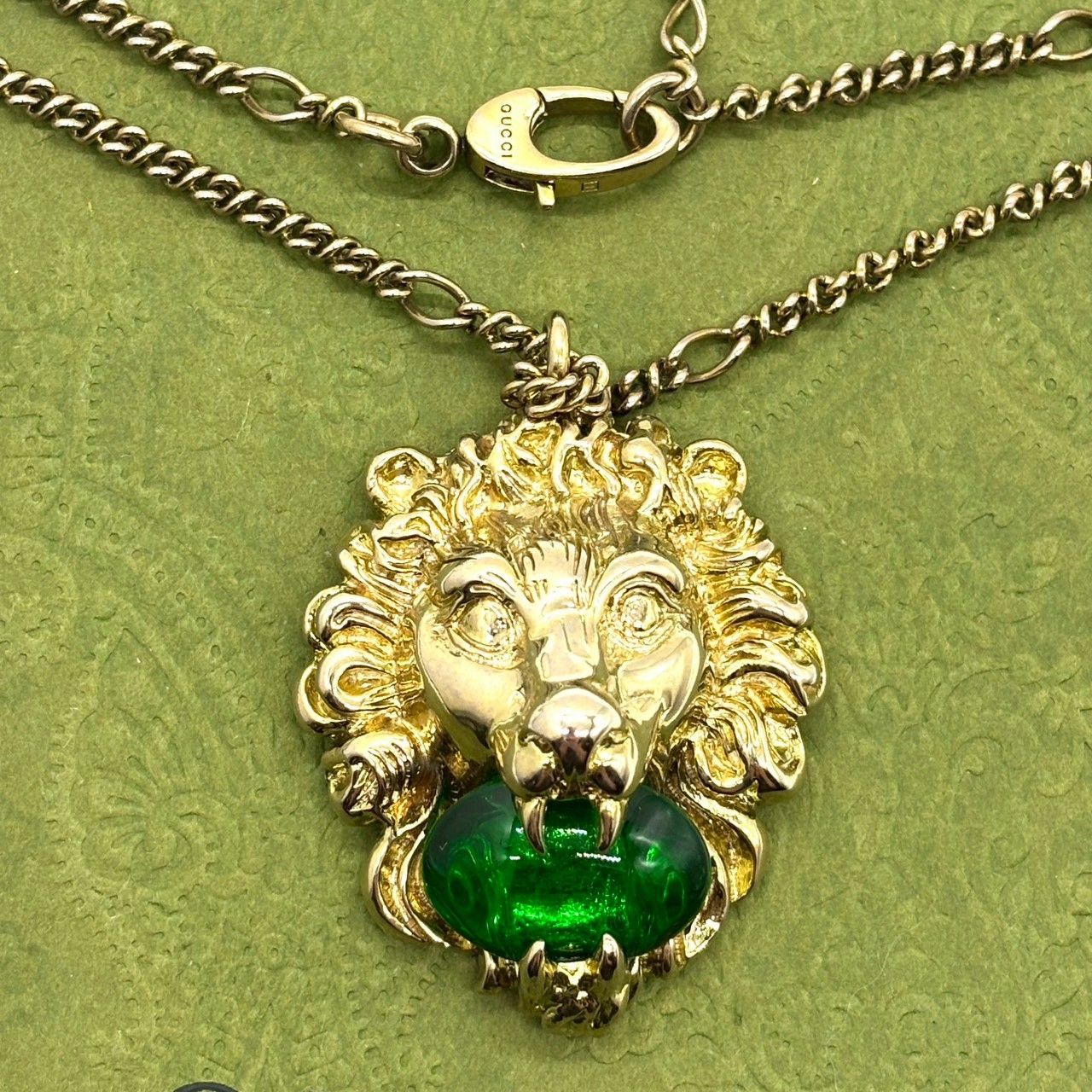 静かに支配する 美学 GUCCI ライオンヘッド ストーン ペンダント ネックレス グリーンストーン ゴールドカラー