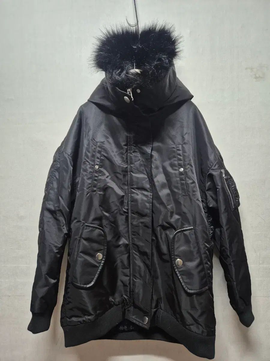 マージュ ブラック フード ファー アウター