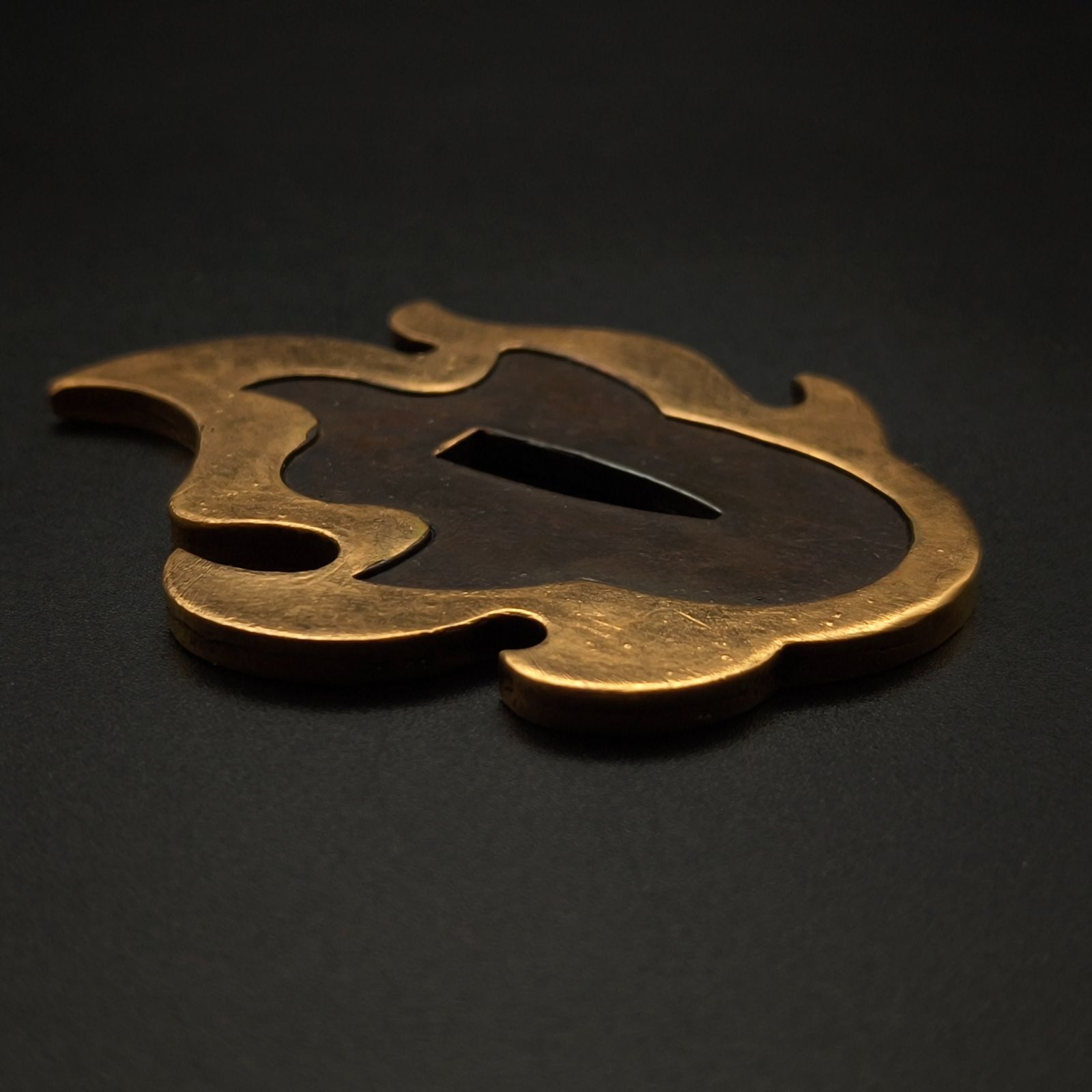 日本刀装具　刀鍔　蘭の図　銅地　細工　金メッキ　刀剣美術　武道具 日本刀装具 刀鍔 蘭の図 銅地 細工 金メッキ 刀剣美術 武道具