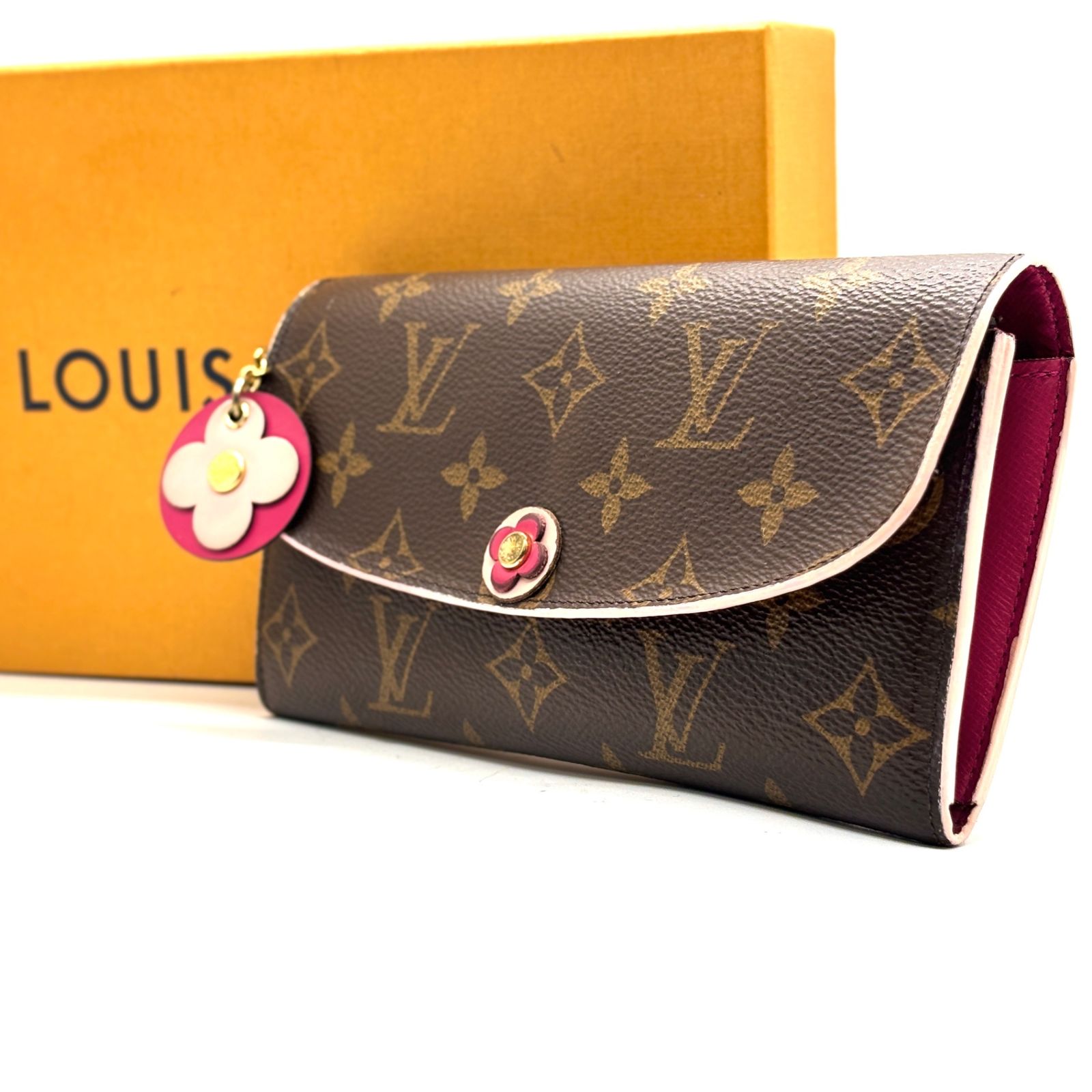 Louis Vuitton モノグラム長財布 フラワーチャーム付き