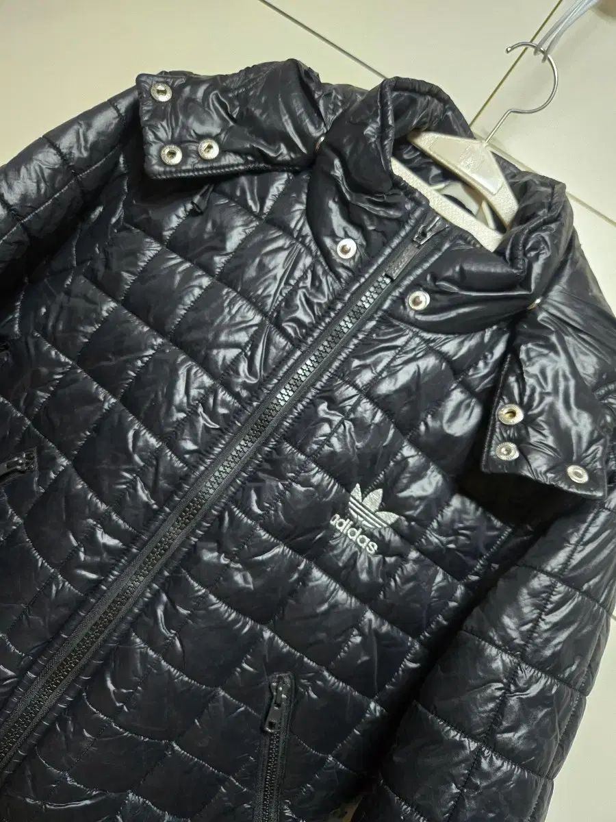 アディダス レディース ブラック キルティング ダウン