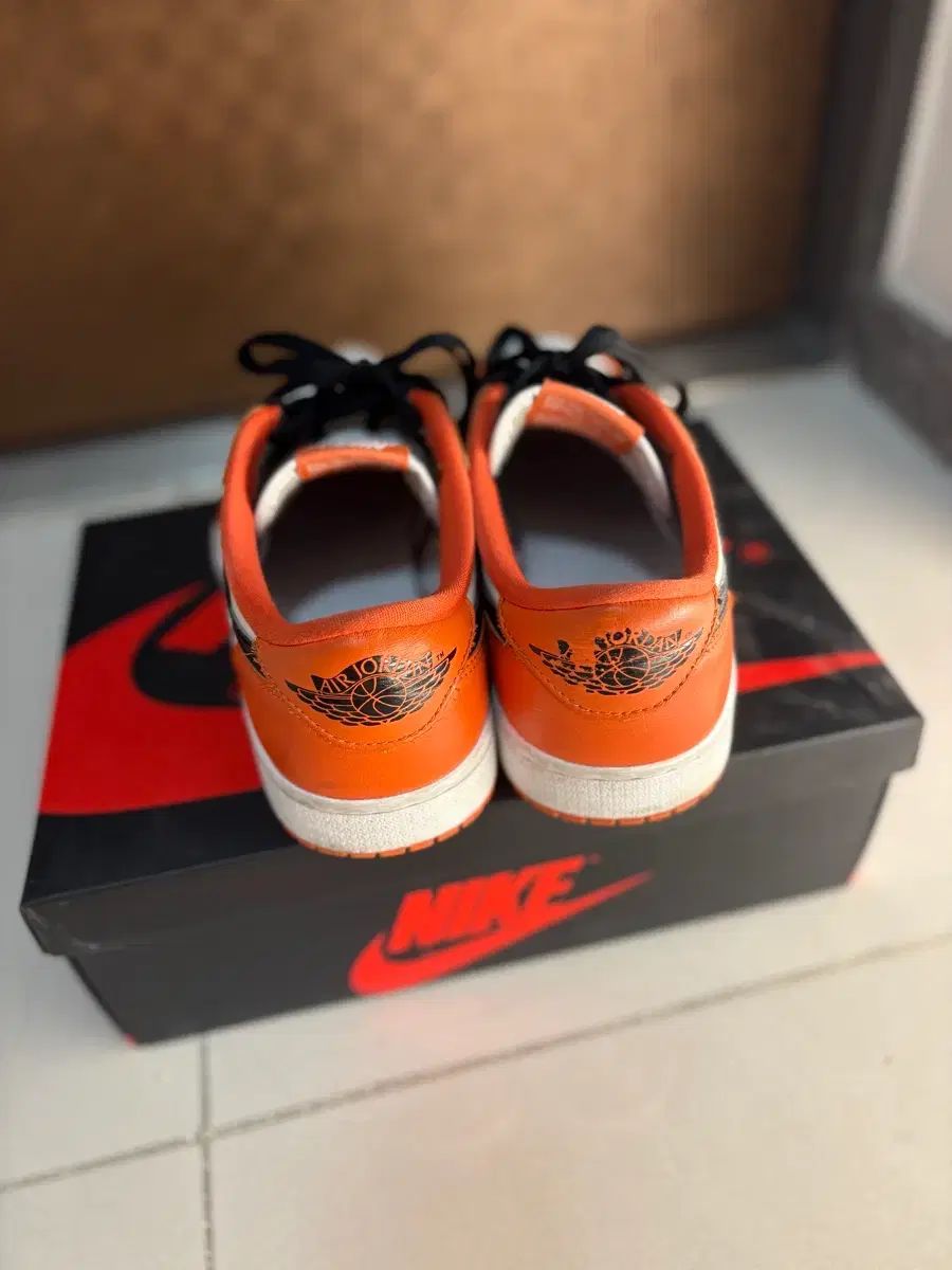  ナイキ エアジョーダン1 ロー スターフィッシュ 255 スニーカー 靴