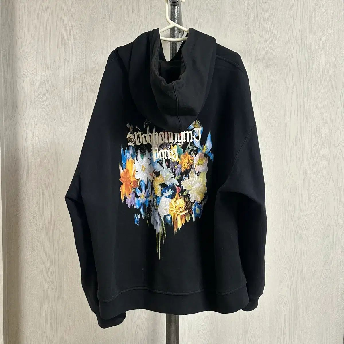 52 ウーヨンミ マルチ フラワー バックロゴ フーディー Tシャツ ブラック