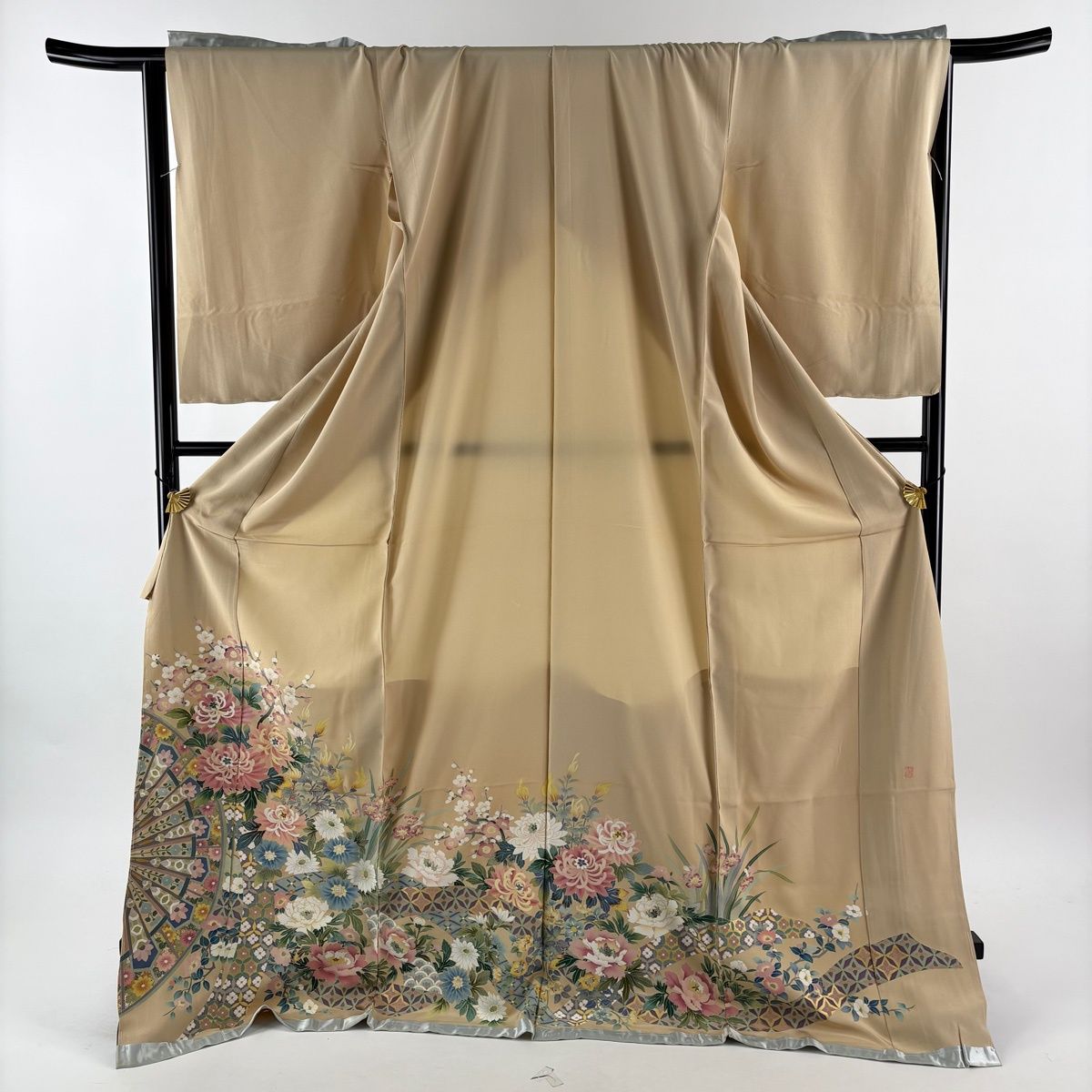 色留袖 身丈180 cm 裄丈68 未仕立て 仮絵羽 落款 源氏車 草花 金彩 薄茶色 正絹 秀品