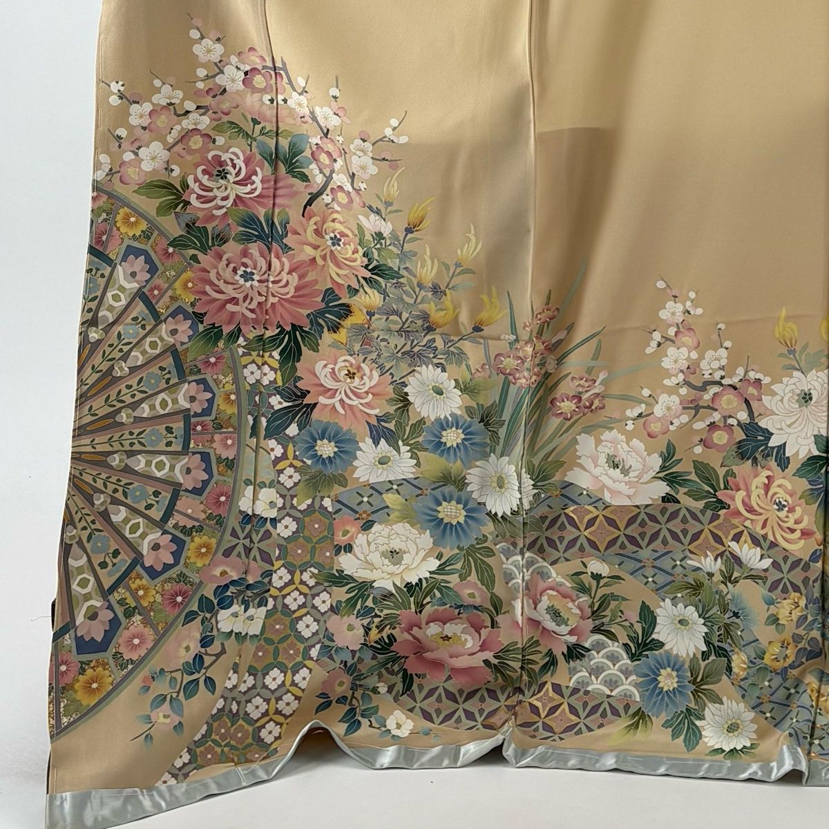 色留袖 身丈180 cm 裄丈68 未仕立て 仮絵羽 落款 源氏車 草花 金彩 薄茶色 正絹 秀品