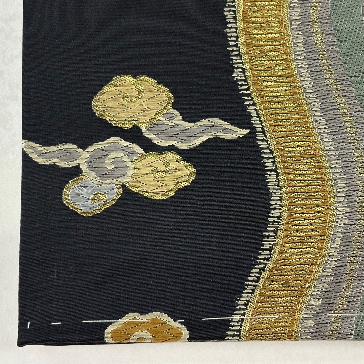 袋帯 秀品 よろけ縞 雲文 刺繍 金糸 黒 六通 正絹 【中古】 - メルカリ