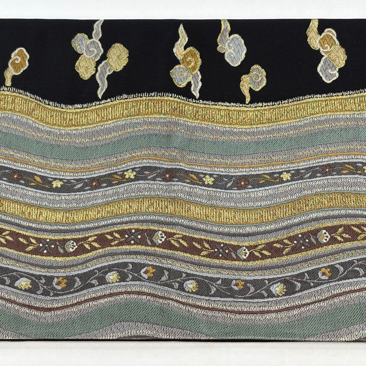 袋帯 秀品 よろけ縞 雲文 刺繍 金糸 黒 六通 正絹 【中古】 - メルカリ