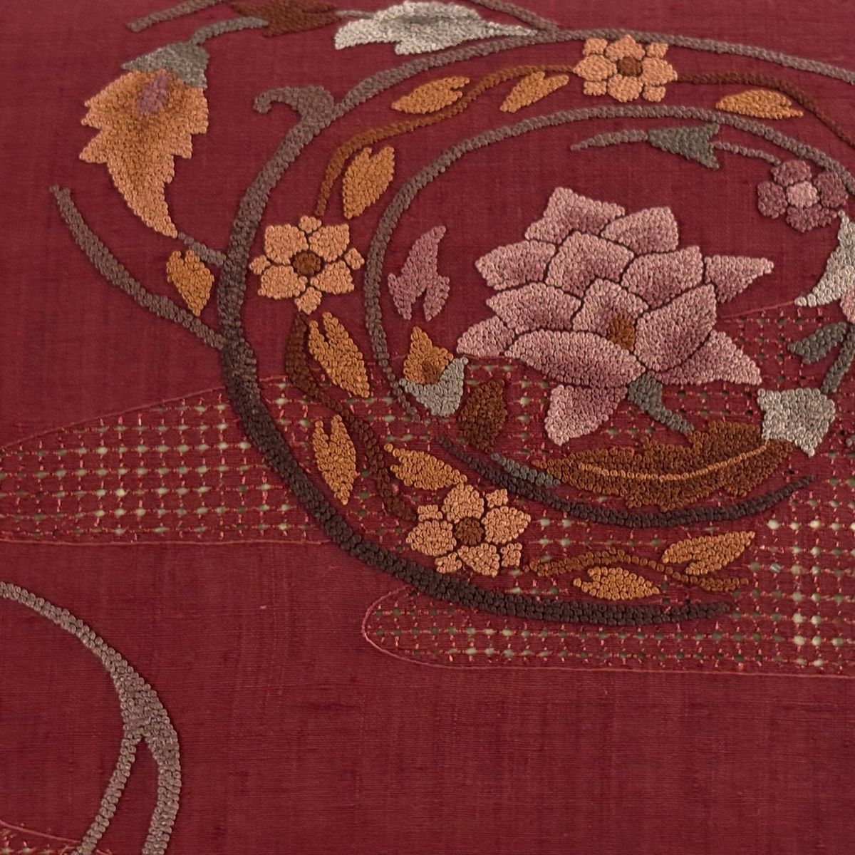 名古屋帯 秀品 紬地 草花 霞 相良刺繍 汕頭刺繍 えんじ色 正絹