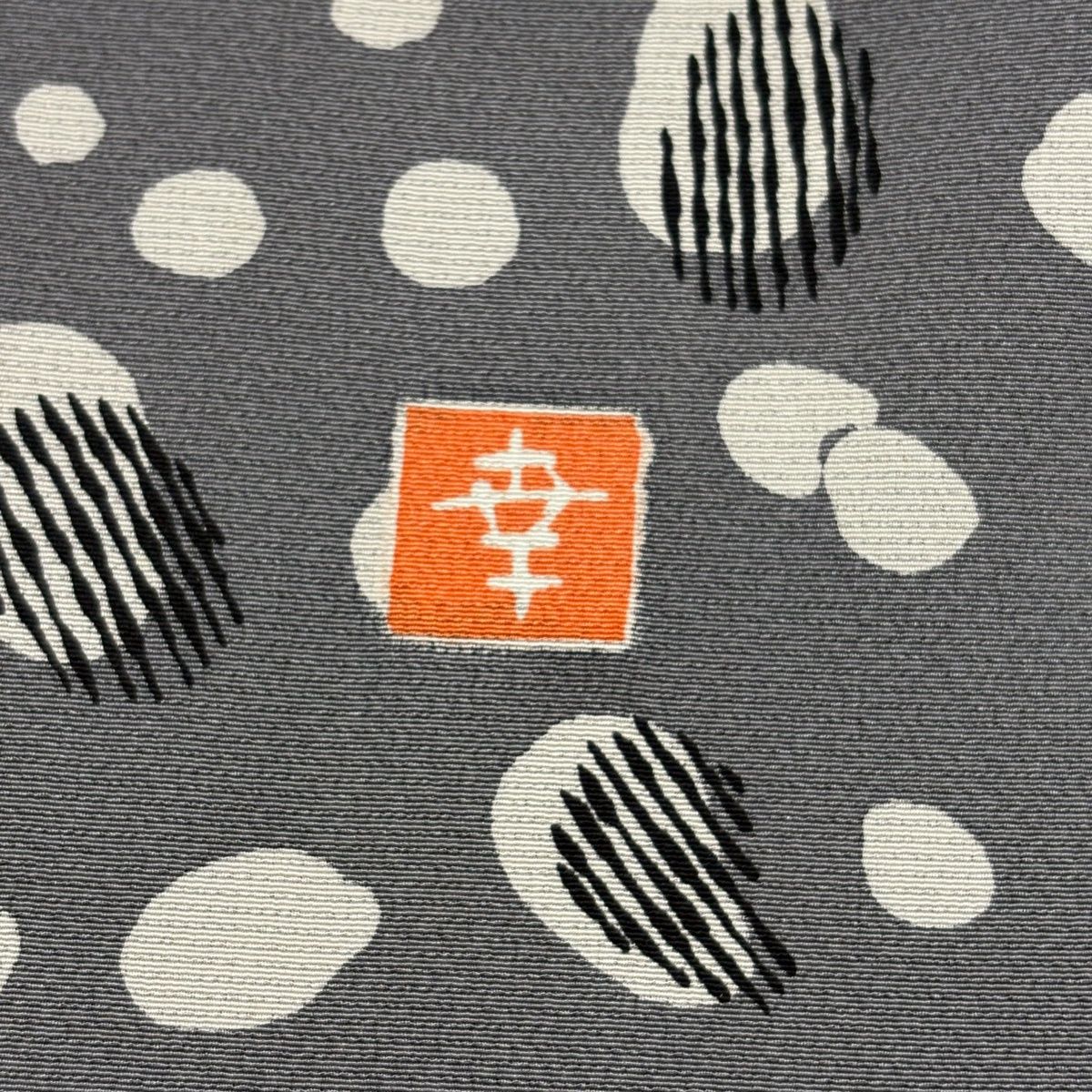 美品】 小紋 身丈161.5cm 裄丈61cm S 袷 花井幸子 落款 幾何学 灰色