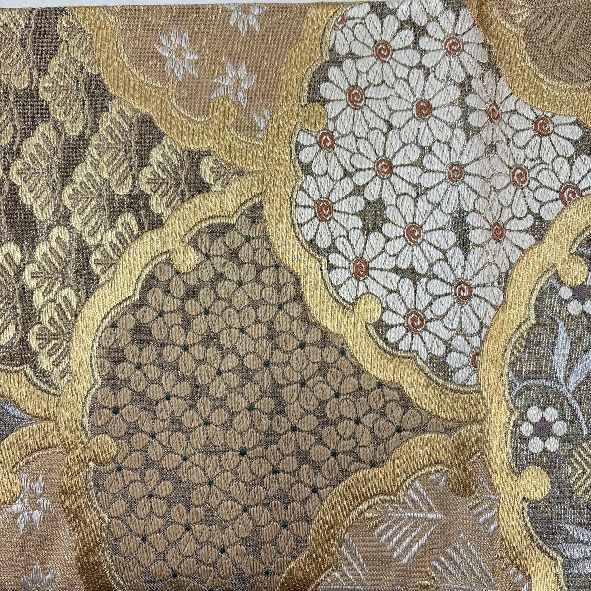 美品】 袋帯 名品 雪輪青海波 草花 金糸 唐織 金色 六通 正絹 【中古