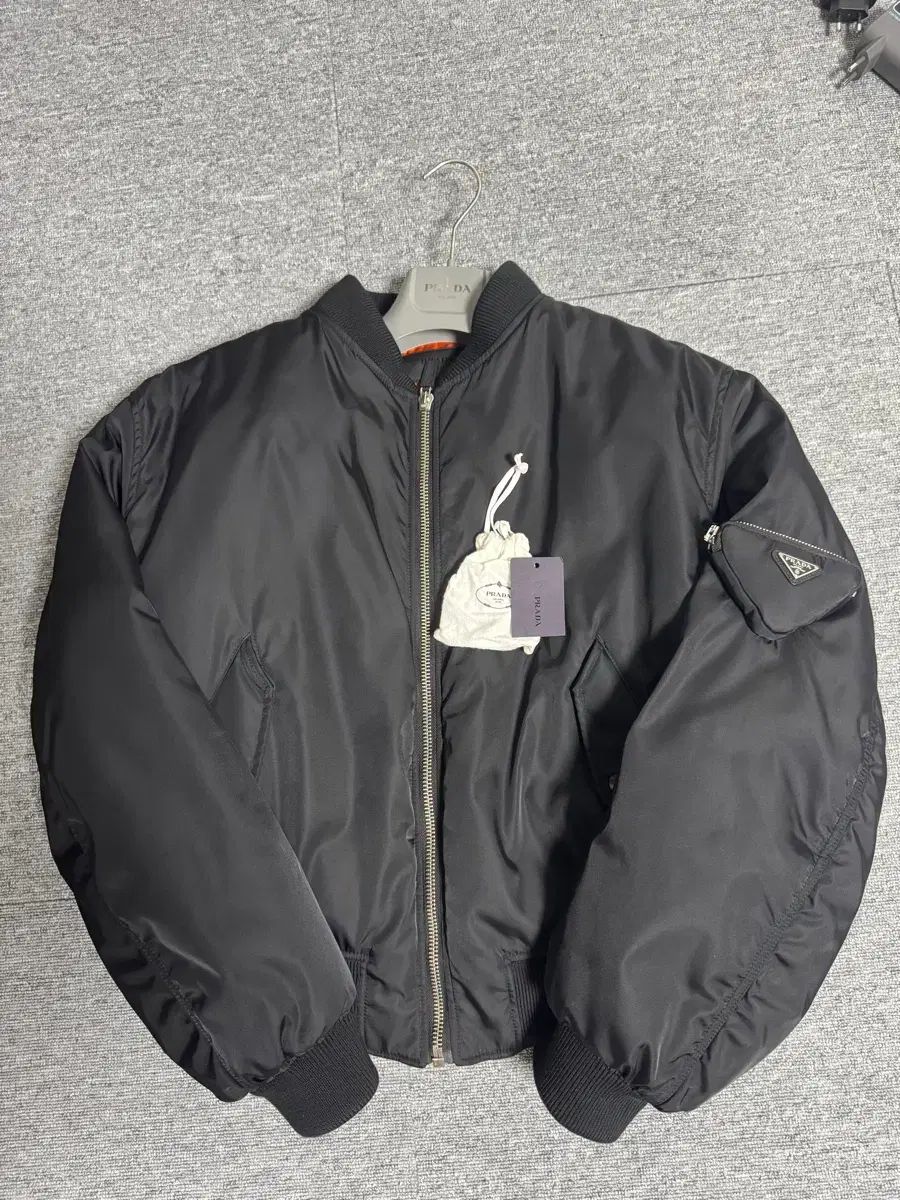 プラダ リナイロン ブルゾン M サイズ