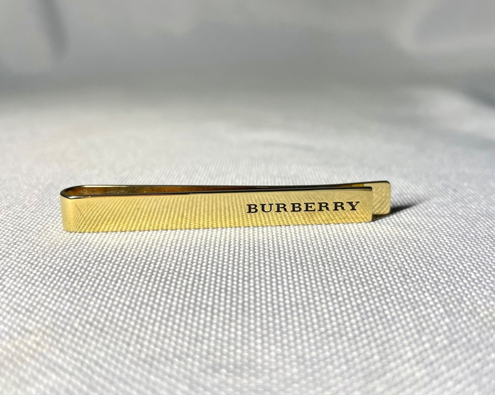 BURBERRY バーバリー ブランドロゴ文字 ゴールド-ブラック ネクタイピン タイピン タイバー メンズアクセサリー