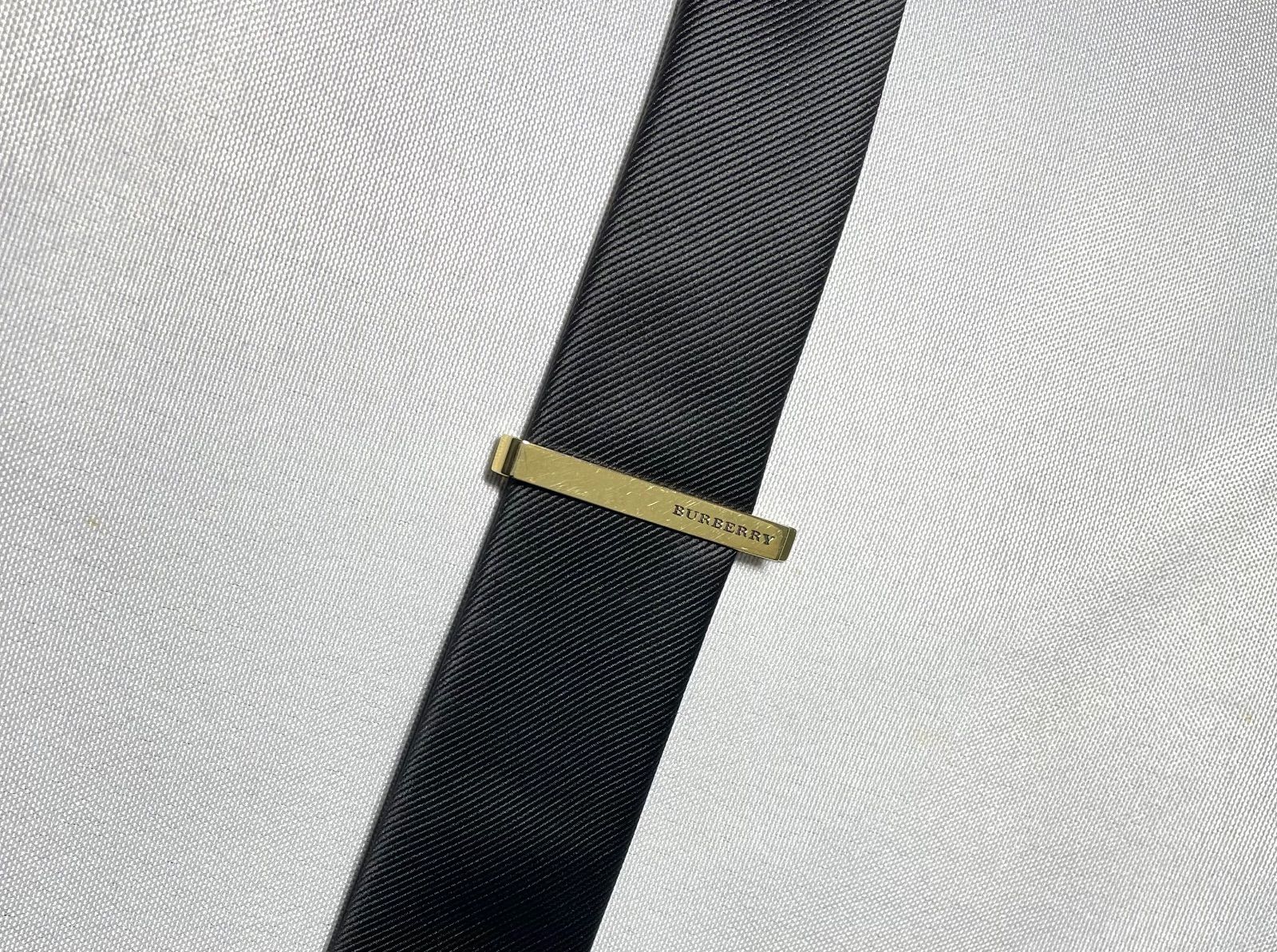 BURBERRY バーバリー ブランドロゴ文字 ゴールド&ブラック ネクタイピン 希少 BURBERRY バーバリー ブランドロゴ文字 ゴールド&ブラック