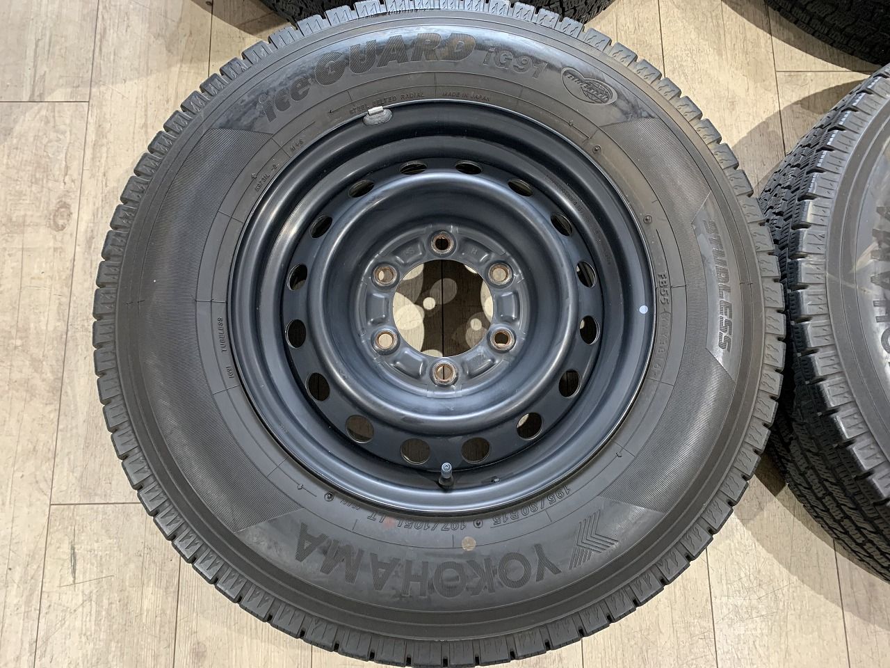 車 専用【2512071】スタッドレス トヨタ 200系 ハイエース 純正 