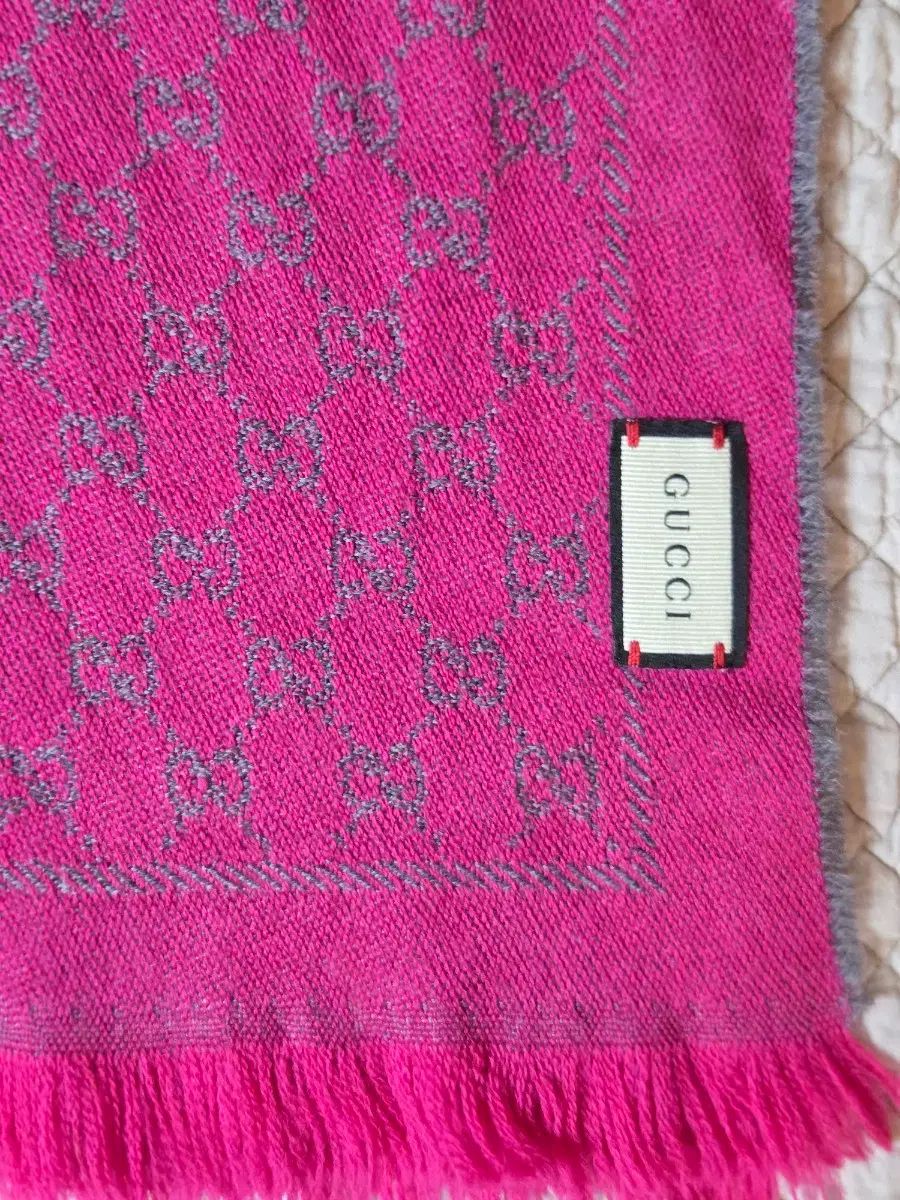 グッチ GG ロゴ ピンク マフラー (正規品) - メルカリ