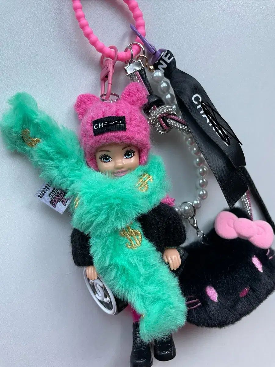 Mattel Barbie キーホルダー Hello Kitty コラボ チェルシー Barbie人形 バッグキーホルダー