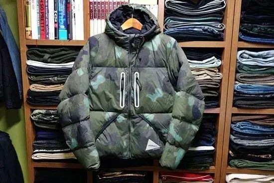 Gramicci x and wander アンドワンダー ダウン ジャケット カモ L