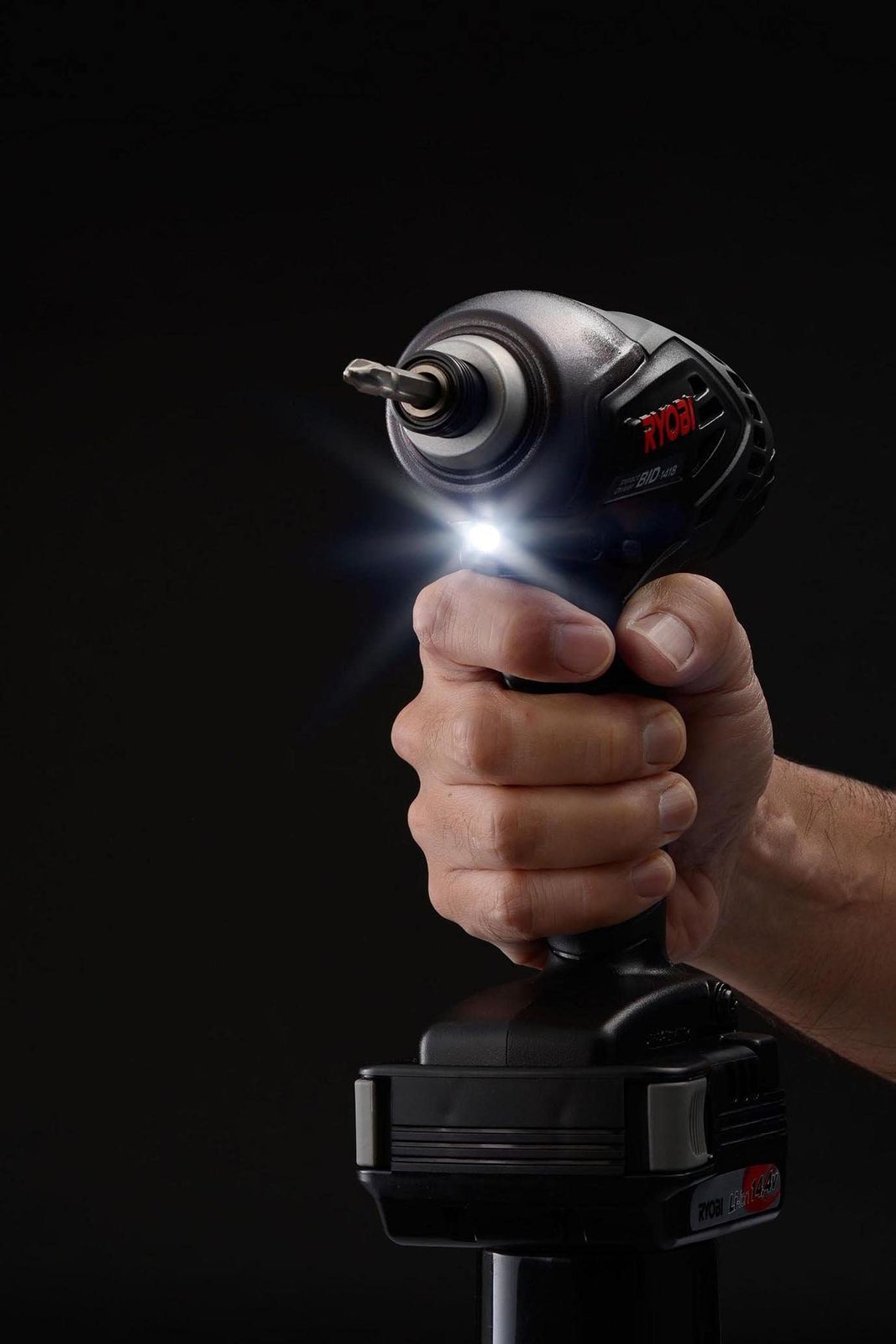 京セラ Kyocera 旧リョービ 充電式インパクトドライバ 14 4 V BID 1418 657753 A 軽量 コンパクト 細握りで作業がしやすい リチウムイオン14 最大締付トル 通常品 V充電式 最大締め付けトルク140 N m