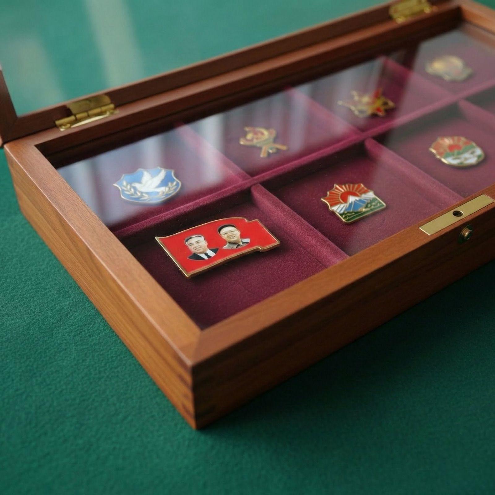 北朝鮮 金日成 金正日 朝鮮 記念 肖像 バッジ ピン バッチ - メルカリ