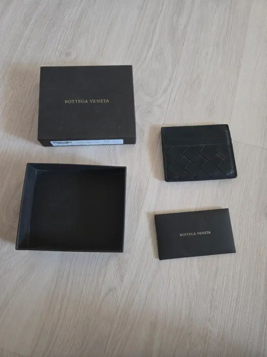 ボッテガ ヴェネタ イントレチャート カードウォレット 新モデル adidas おまけ付き