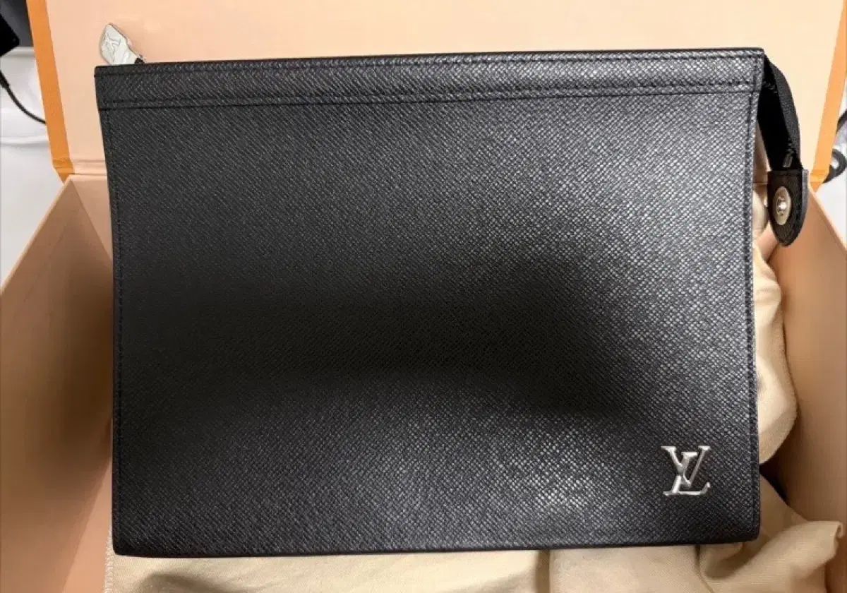 最 | Louis Vuitton ルイヴィトン ポシェット ヴォワヤージュ タイガ ブラック