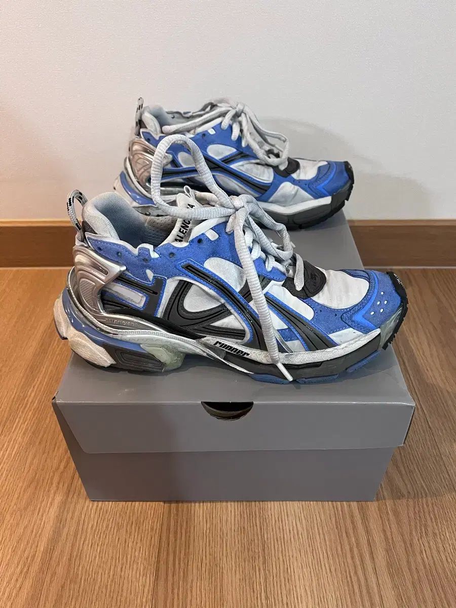  バレンシアガ ニューランナー スニーカー ブルー 白 39 スニーカー 靴