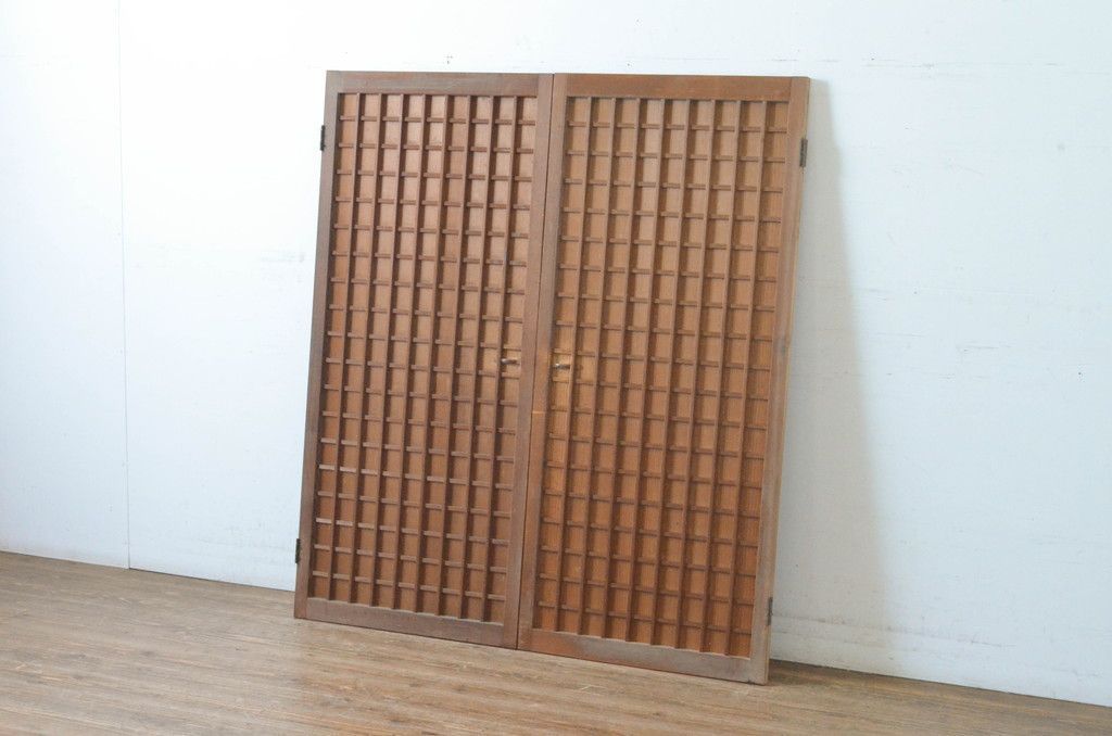 現状販売 両開き扉1対 アンティーク建具 細かなマス目 升目 格子 セットきつね格子 狐格子 窓 木製戸 4～7営業日前後で発送 修理加工希望の方3ヶ月程で発送 R-065338
