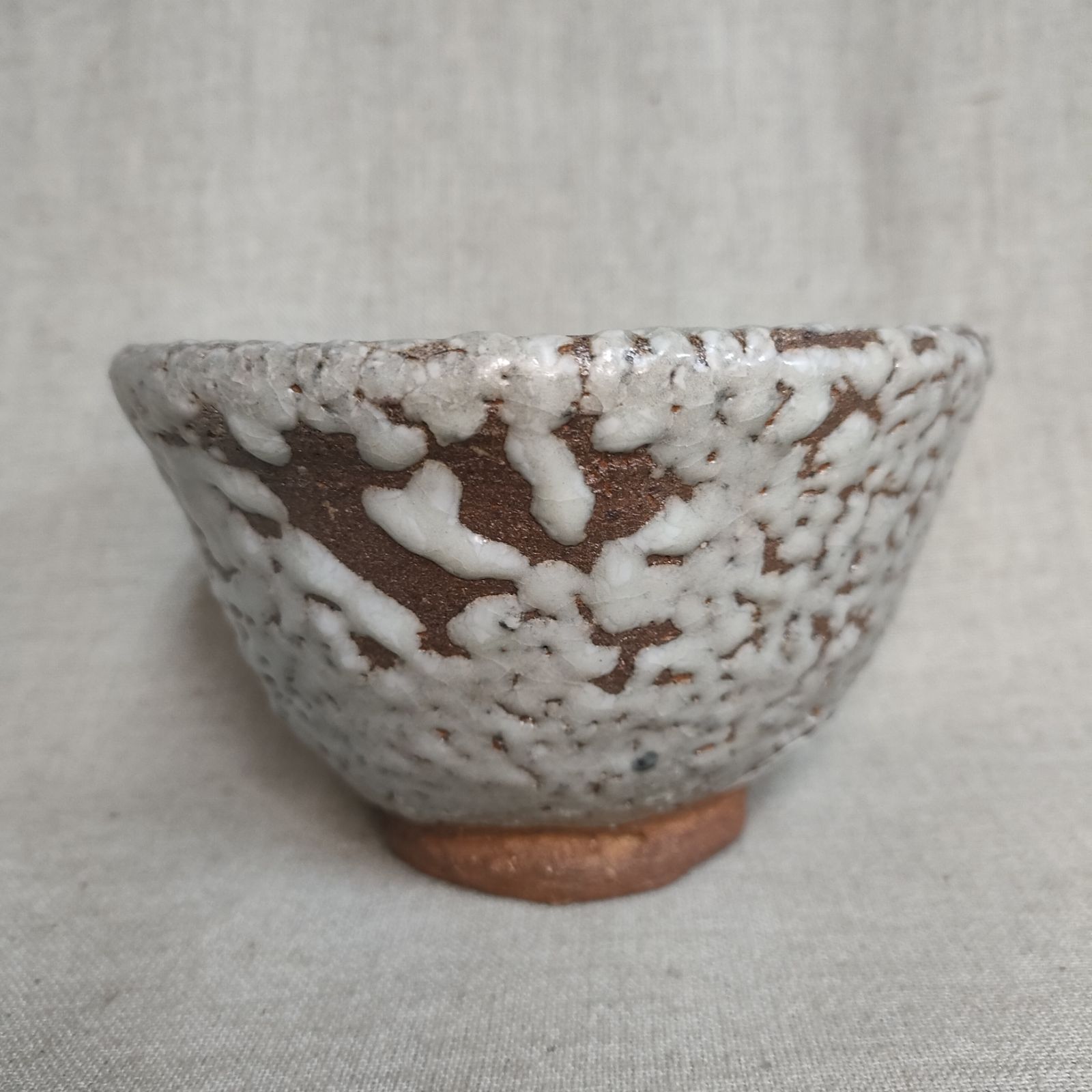 カイラギ茶碗 長石単釉 灰被焼成 厚手造り 沓形変形 sazan-gama