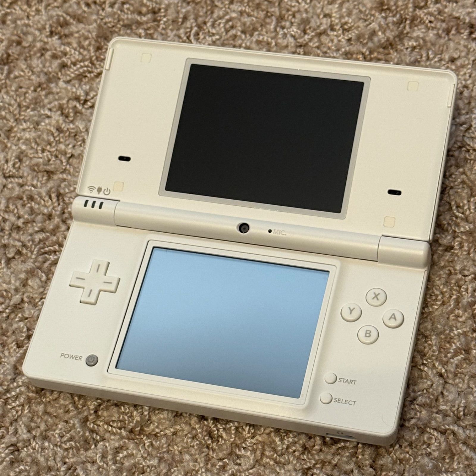 ニンテンドーDSi ホワイト ほぼ未使用 ニンテンドーDSi ホワイト ほぼ未使用 ニンテンドーDSI 本体 ホワイト