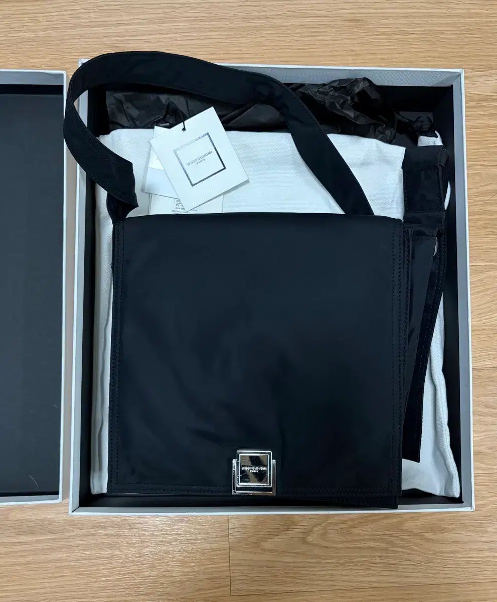 ウーヨンミ ナイロン クロスボディーバッグ ブラック