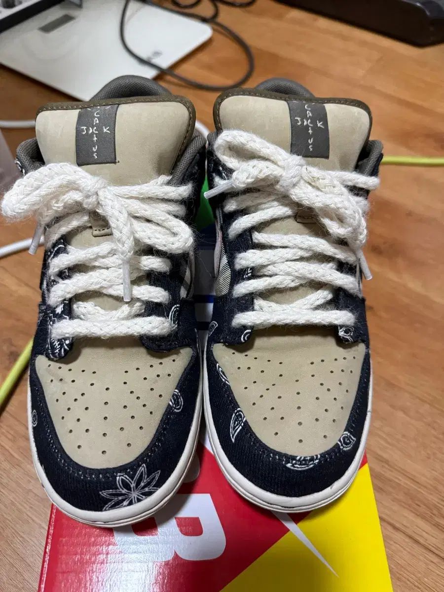 250 NIKE x トラヴィス SCOTTSB ダンク ロー