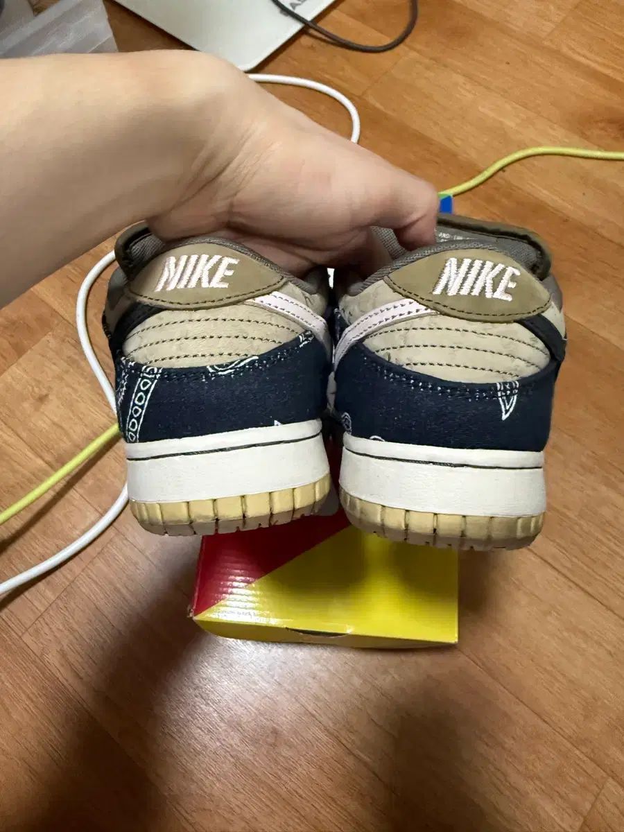  250 NIKE x トラヴィス SCOTTSB ダンク ロー スニーカー 靴