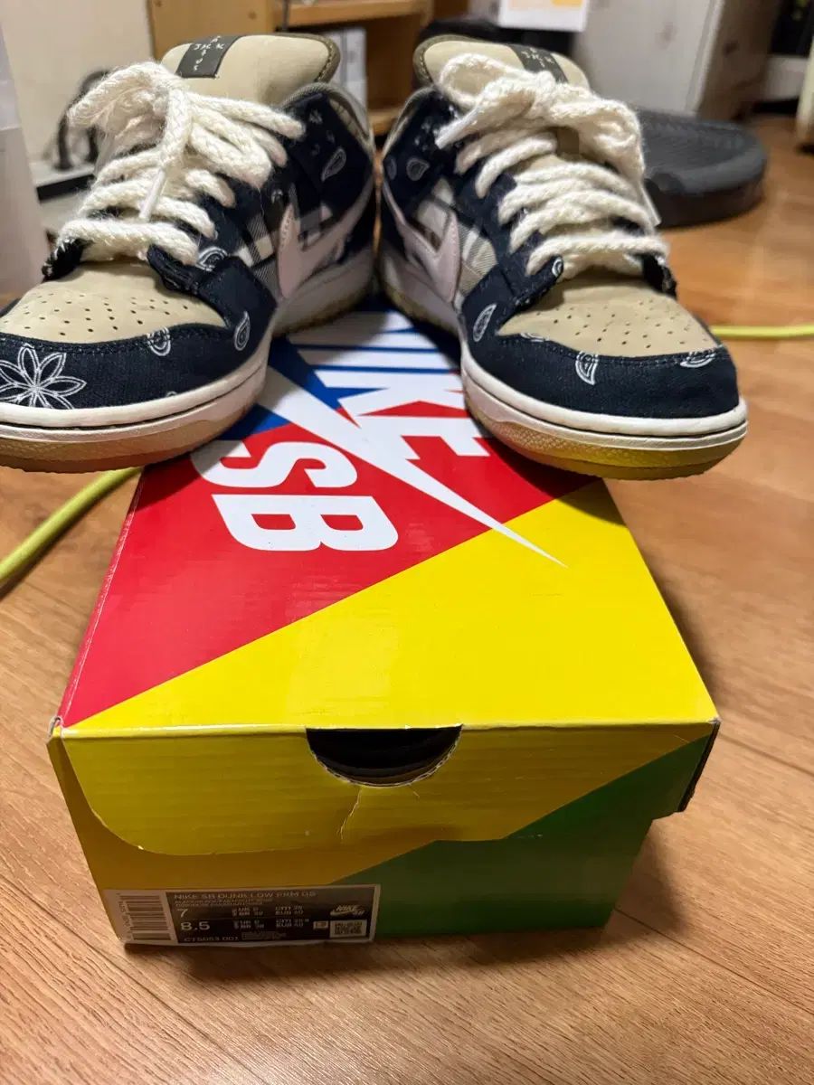 250 NIKE x トラヴィス SCOTTSB ダンク ロー