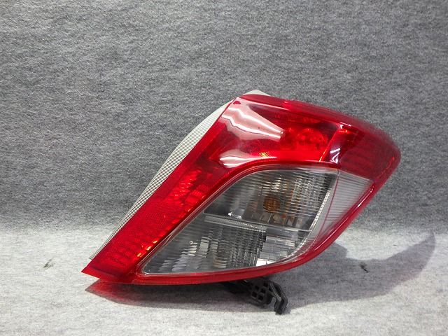 トヨタ 純正 ヴィッツ 右テールランプ NSP130 Koito52-273 - メルカリ