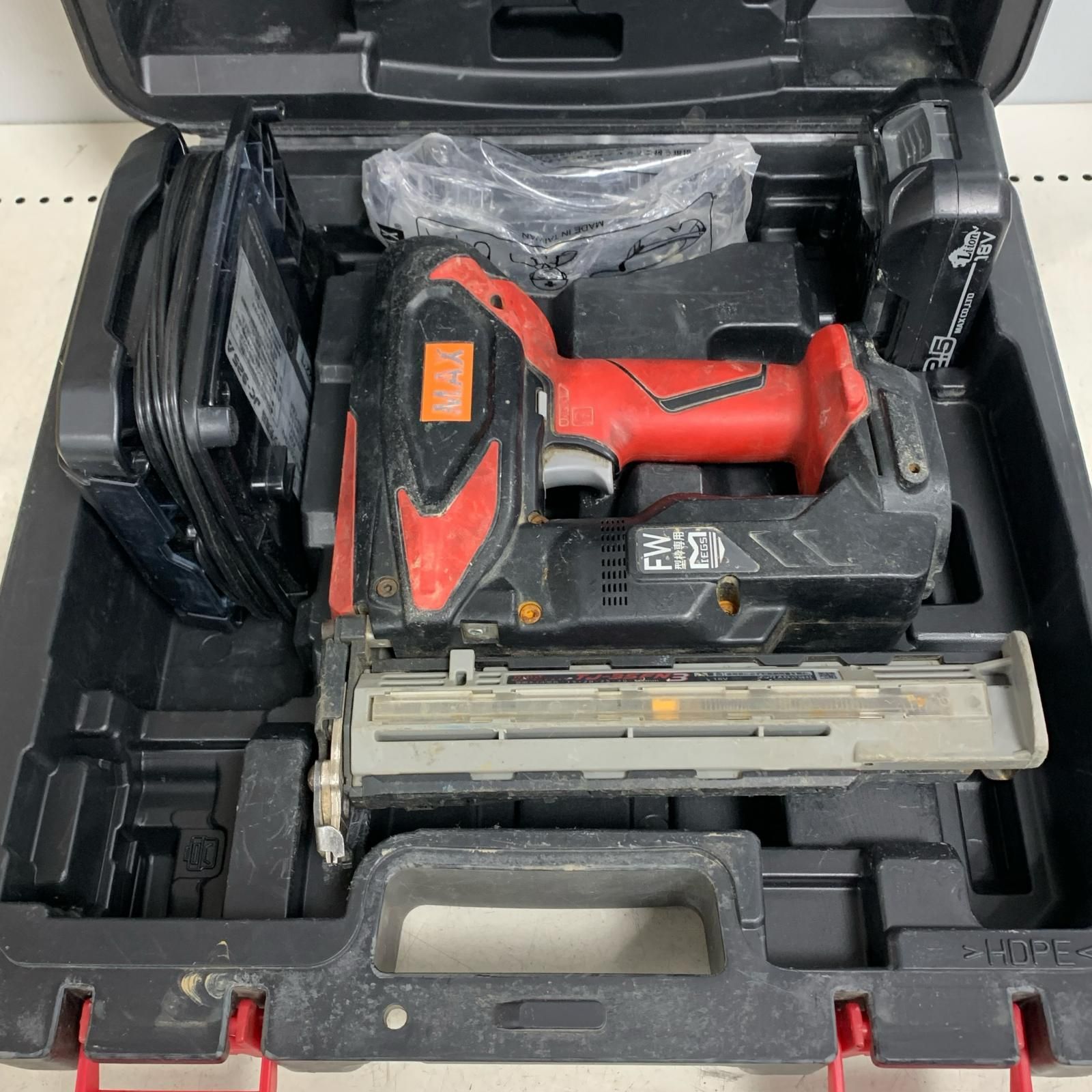 ♭♭MAX マックス 充電式フィニッシュネイラ 充電器 充電池 ケース付 18 v 2.5 Ah TJ-35 FN 3 ブラック×レッド