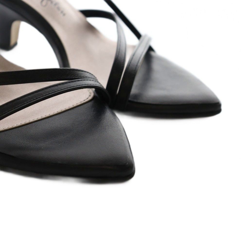 （新品未使用）銀座かねまつ ブラックストラップサンダル フラワープリント 新品未使用）銀座かねまつ ブラックストラップサンダル フラワー