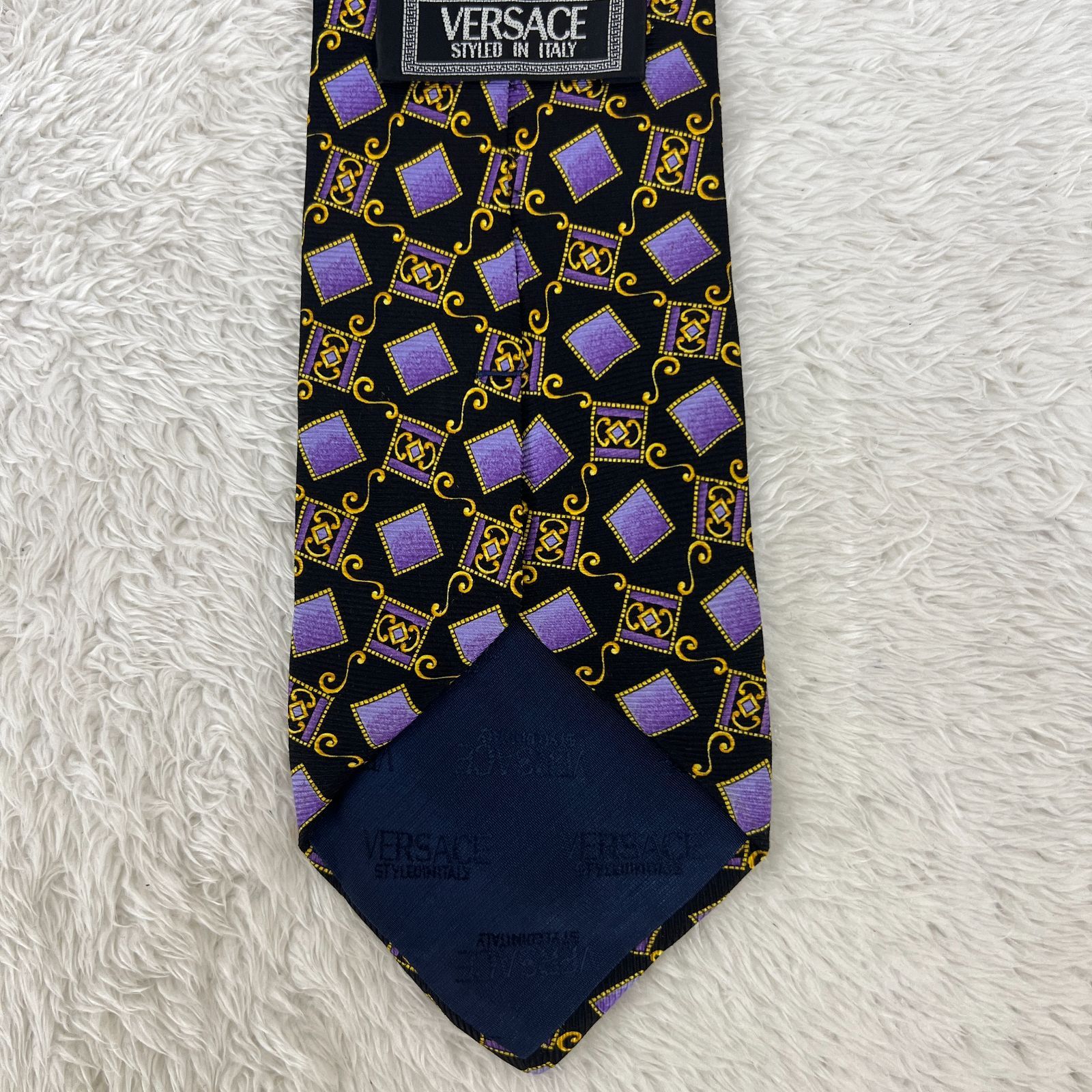 VERSACE ヴェルサーチ　イタリア製黒と金の花柄ネクタイ　メデューサ VERSACE ヴェルサーチ イタリア製黒と金の花柄ネクタイ メデューサ