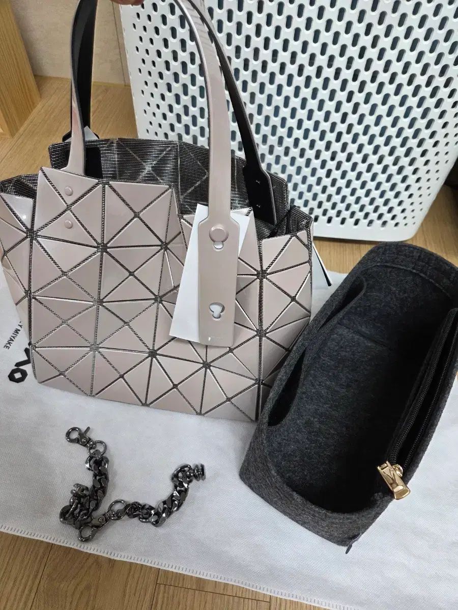 BAO ISSEY MIYAKE バオバオイッセイミヤケ 新商品 2025 カラット CARAT バッグ ベージュ ミディアム
