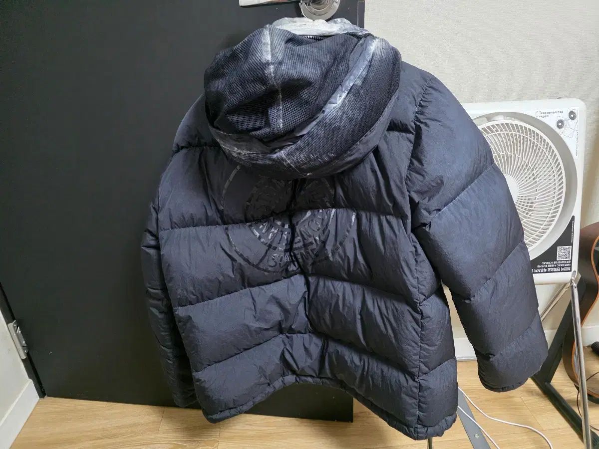 M シュプリームxストーンアイランド ペインテッド カモ クリンクル ダウン ジャケット ブラック -