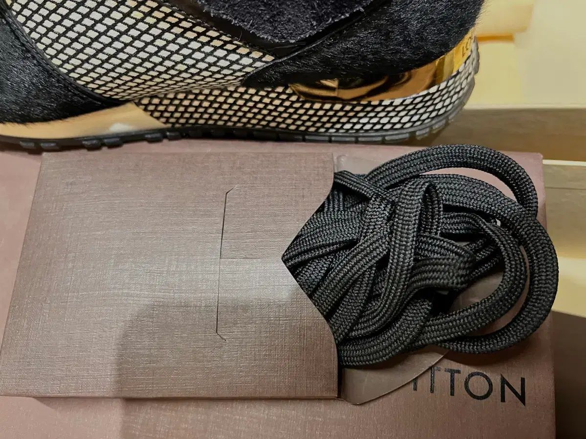 ランナウェイ スニーカー