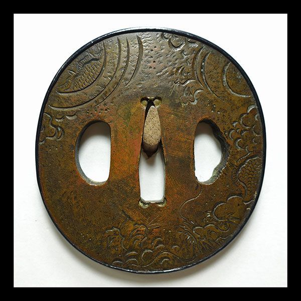 ☆雲龍図の名品 素銅石目地竪丸形雲龍図鐔 無銘 片切彫 毛彫 角耳 両櫃