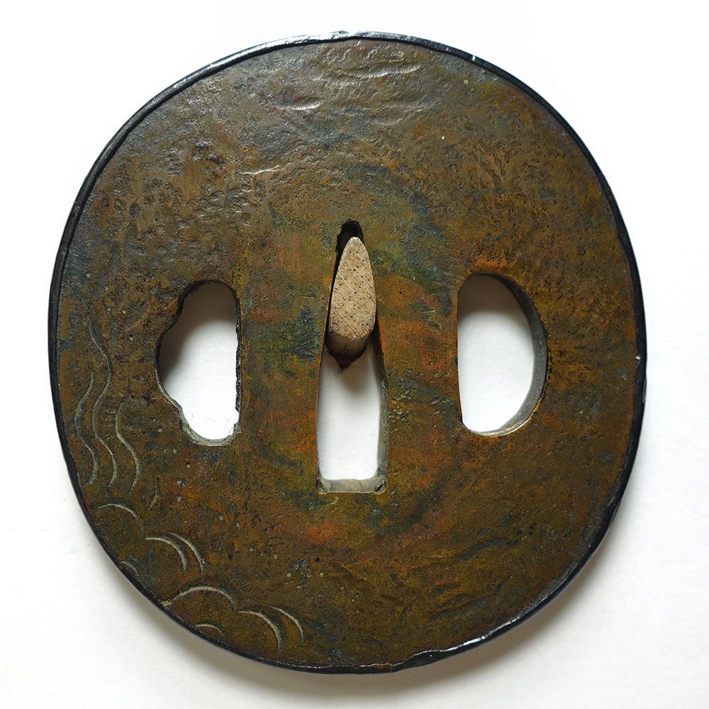 ☆雲龍図の名品 素銅石目地竪丸形雲龍図鐔 無銘 片切彫 毛彫 角耳 両櫃