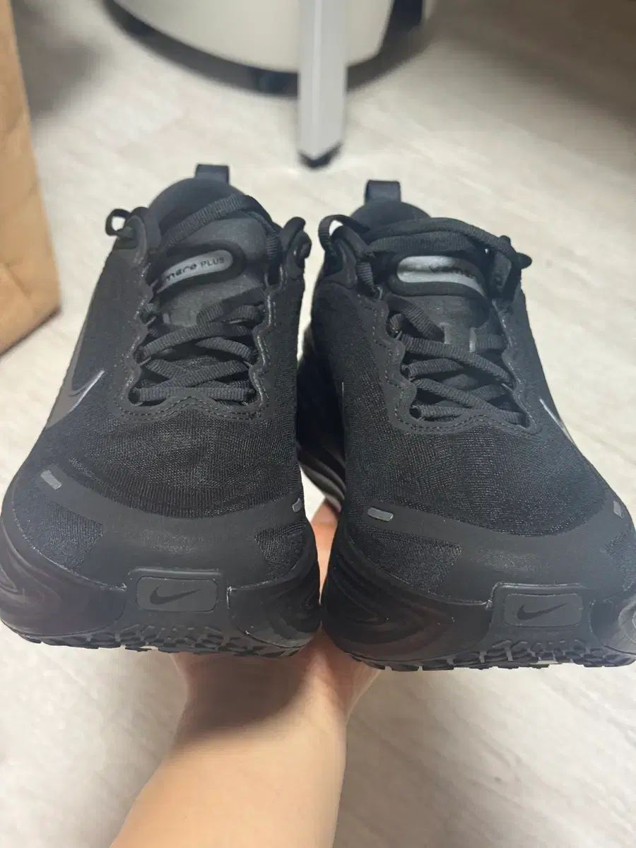 ナイキ ボメロPLUS