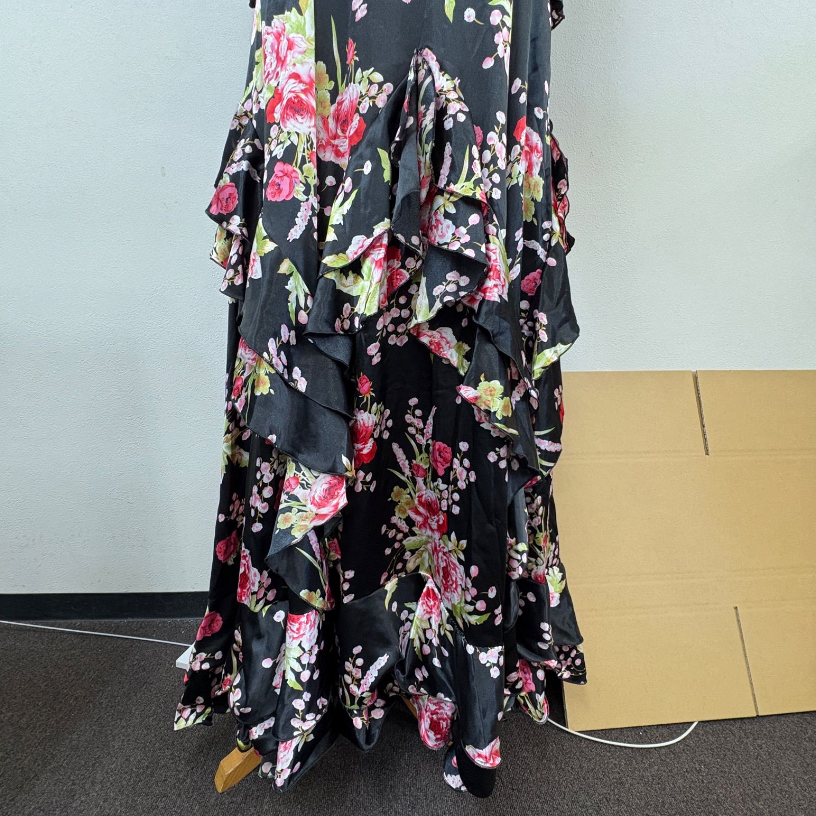 prima boutique】フラメンコ衣装 ドレス フリル 黒 薔薇柄 バラ 七分袖