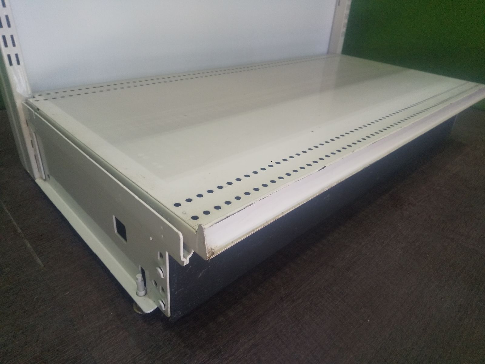 オカムラ製 H136cm×W90cm 単体片面3段エンド什器 (柱加工あり)□陳列