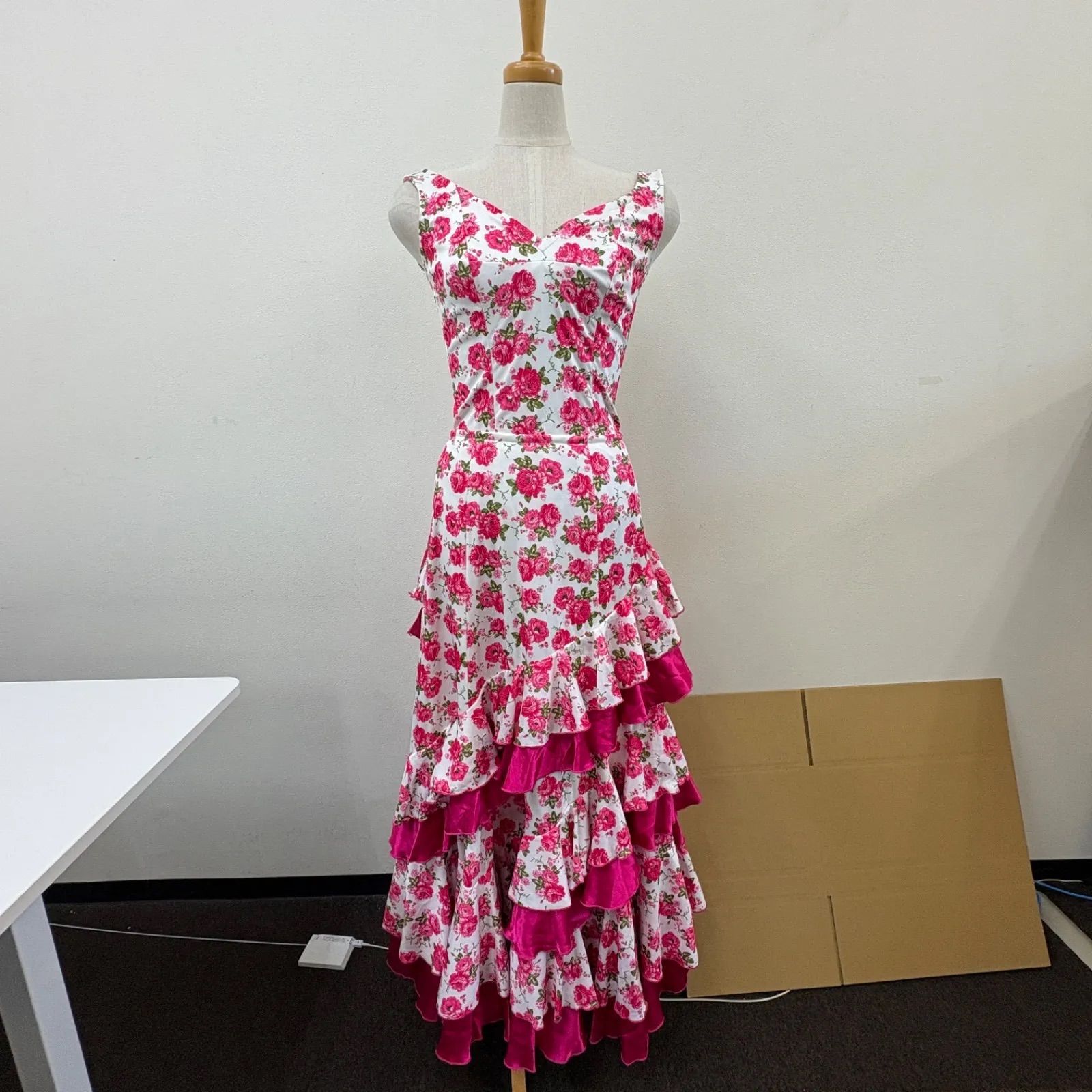 フラメンコ衣装 セットアップ ツーピース 白 ピンク ファルダ フリル 薔薇柄