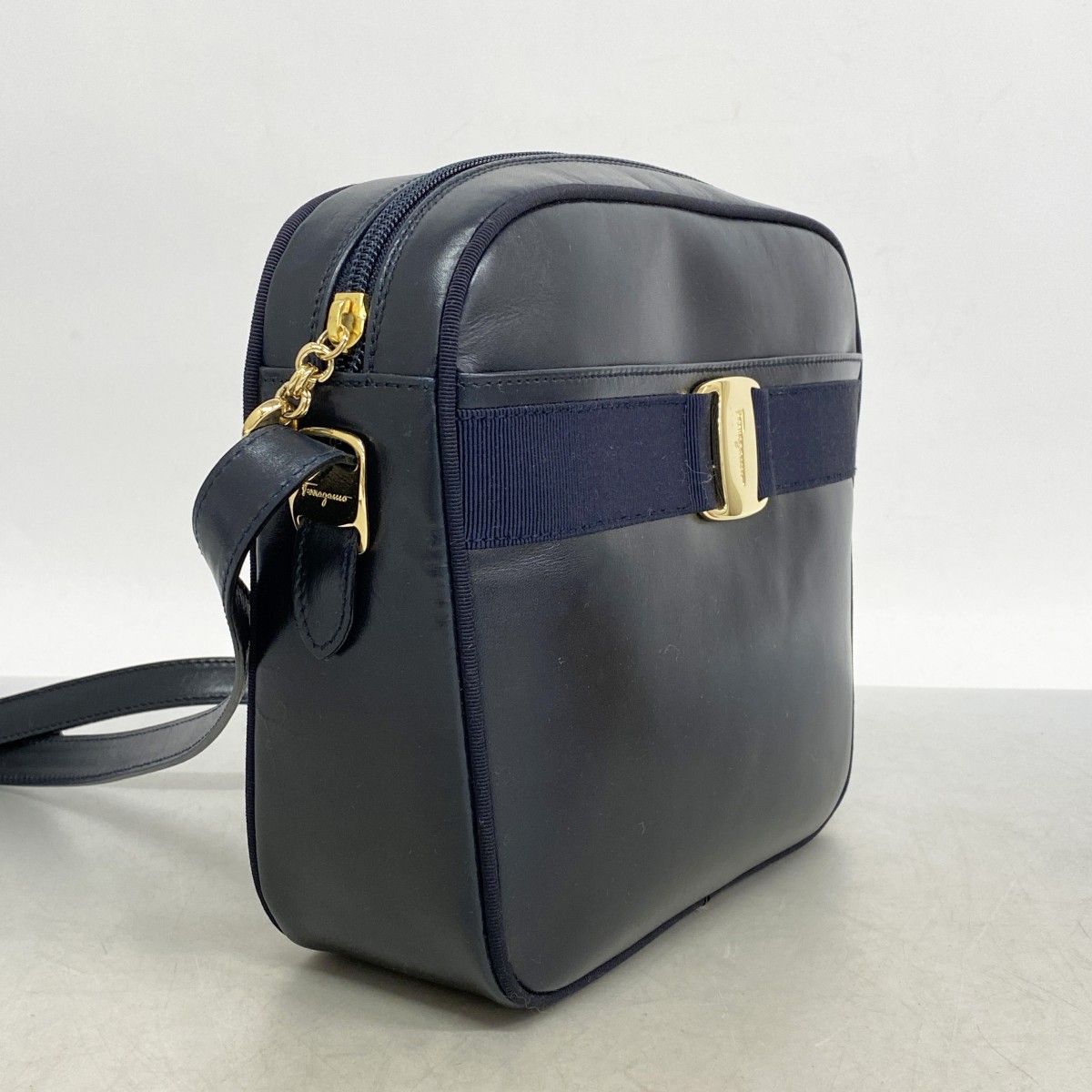 6ab0808】サルヴァトーレフェラガモ ショルダーバッグ ヴァラ レザー